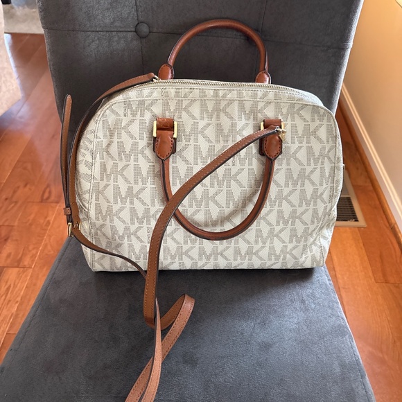 Michael Kors Signature Cindy Dome Satchel Crossbody Handbag Vanilla - Picture 4 of 7